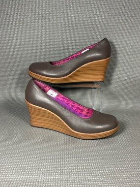 Crocs 14700 A-Leigh Closed Toe Espresso Brown Leather Wedge Heel W's 8.5
